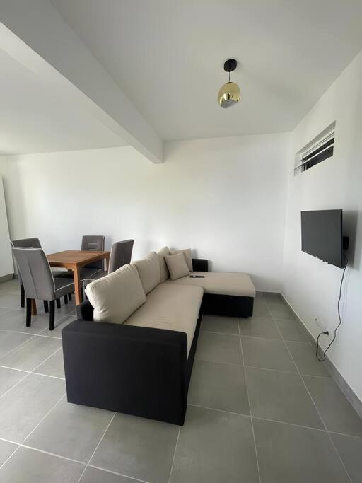 Bas De Villa F2 Neuf Avec Terrasse Et Piscine 르 디아망 외부 사진